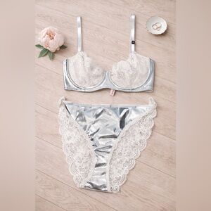 Victoria secret two piece bra panties set NEW size Large and 32DDD bra lace